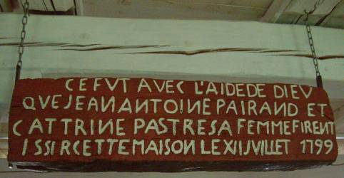 Französische Inschrift Inschrift auf Holzbalken.
