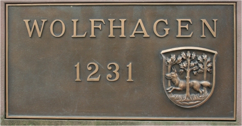 Moderne Tafel mit Wolfhager Wappen.