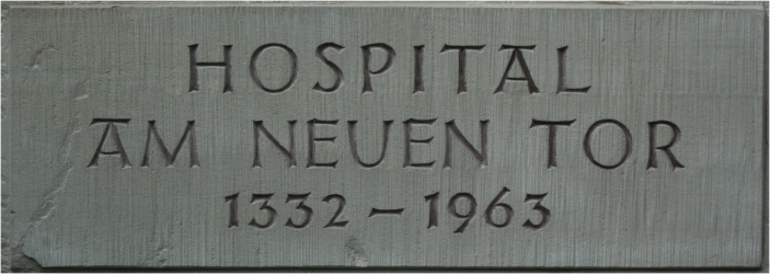 Moderner Gedenkstein für das abgängige Hospital. Die Kapelle zum Hl. Leichnam (Hospitalskapelle) stammt aus dem 14 Jh.