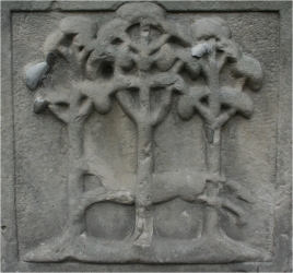 Darstellung des Wolfhager Wappenmotivs in Sandstein vor dem Museum.